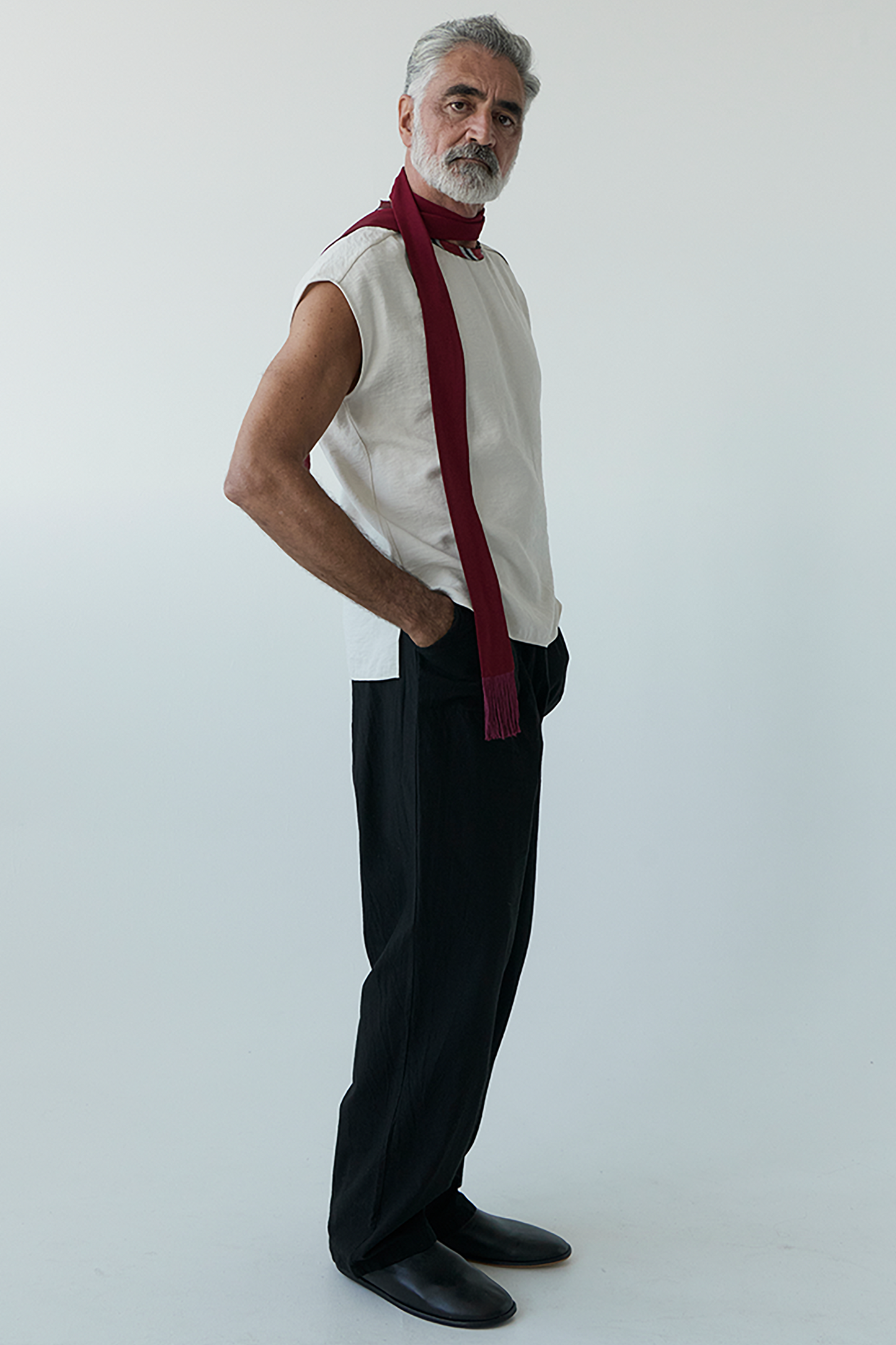 SLEEVELESS SIDE ZIP TOP