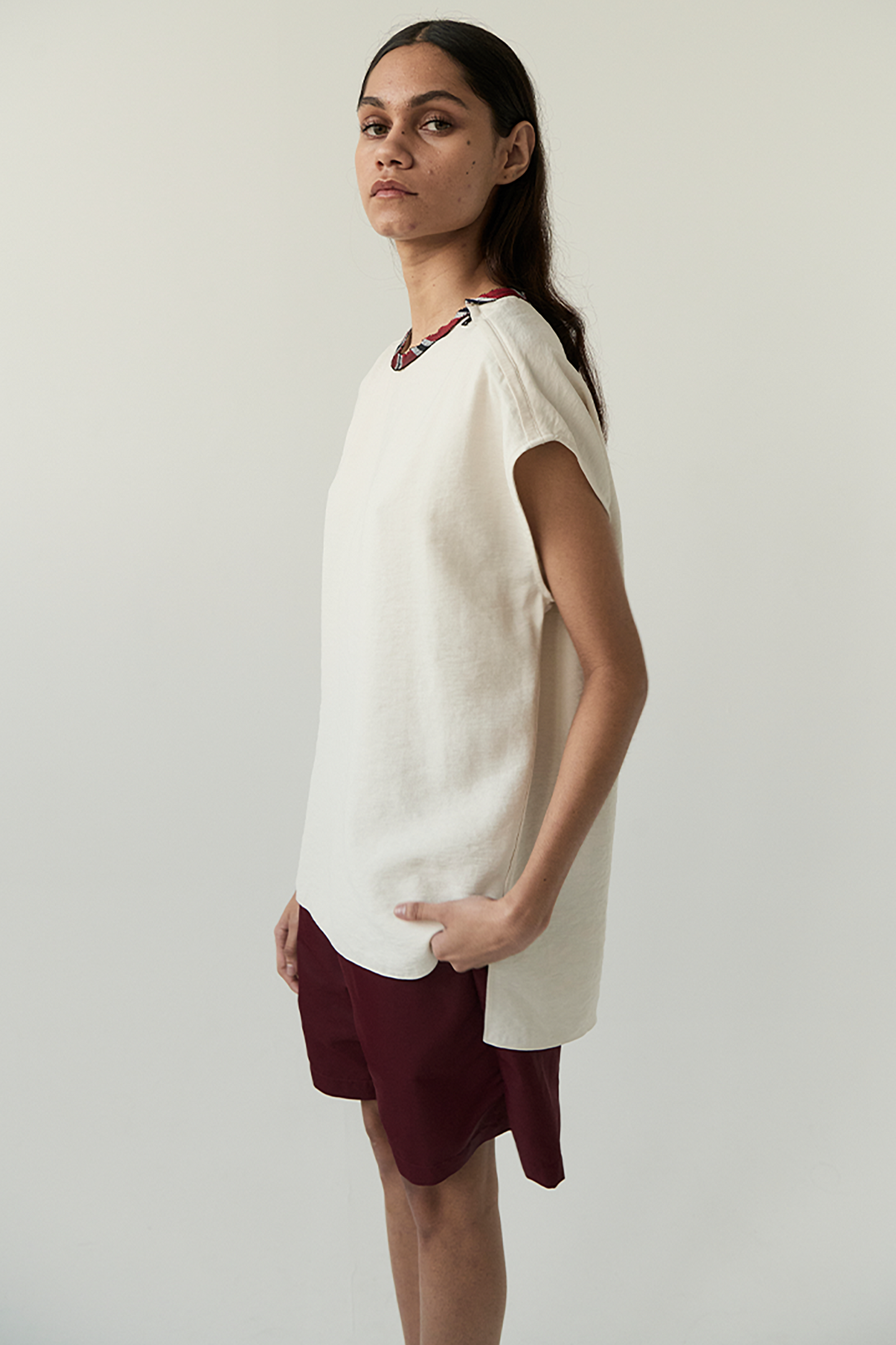 SLEEVELESS SIDE ZIP TOP