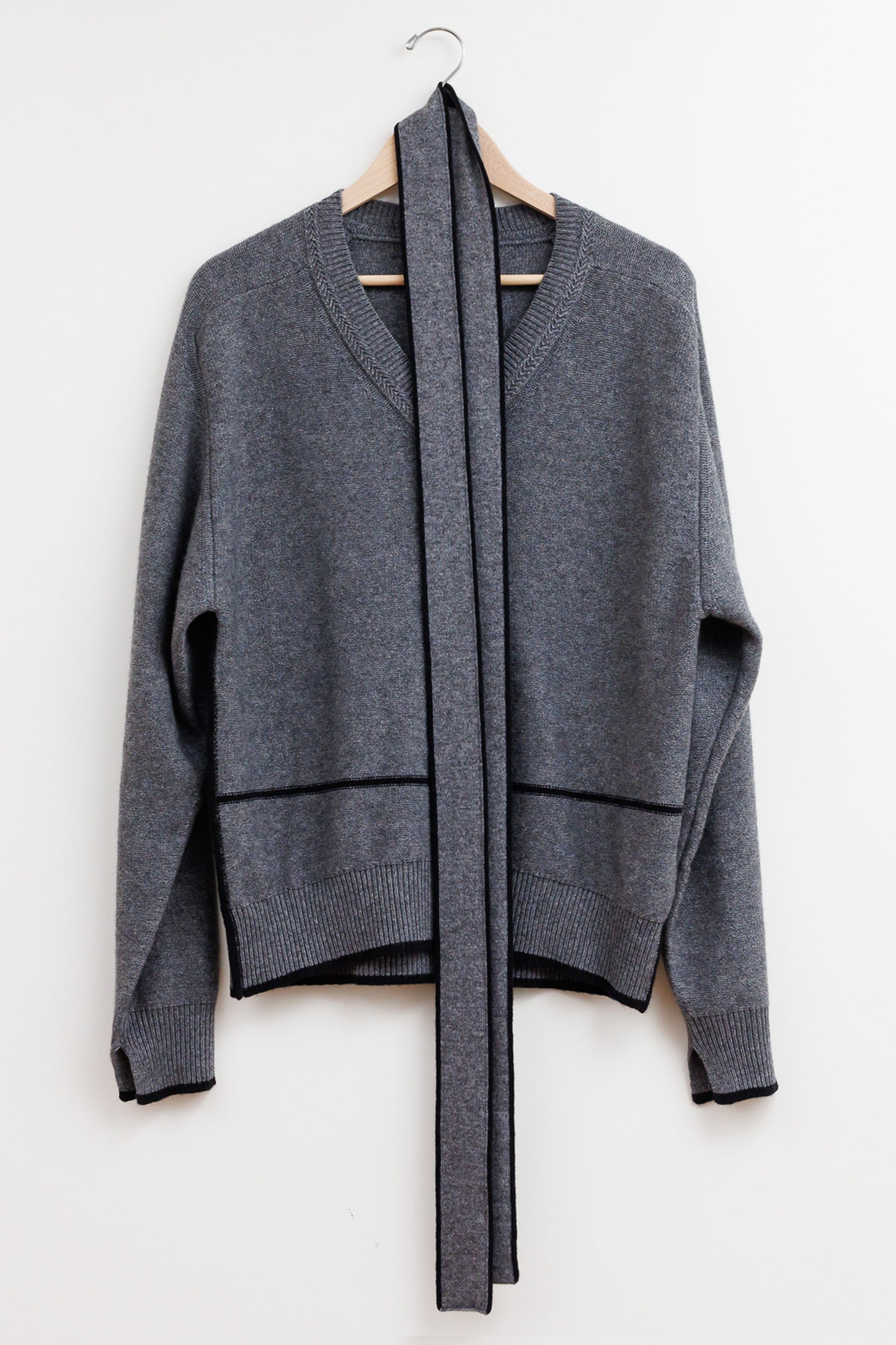 V NECK SCARF SWEATER
