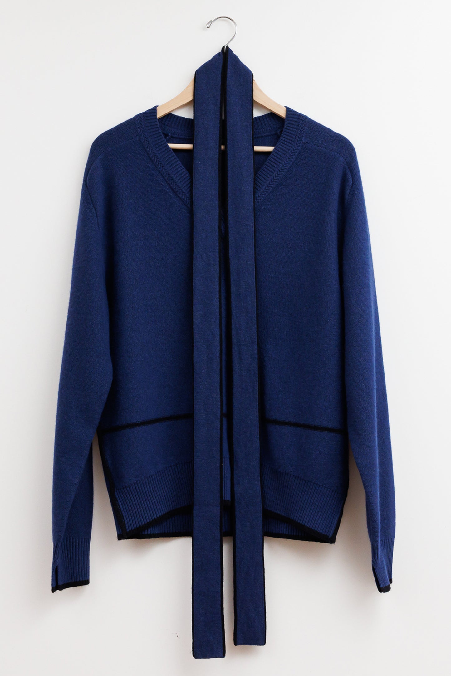 V NECK SCARF SWEATER