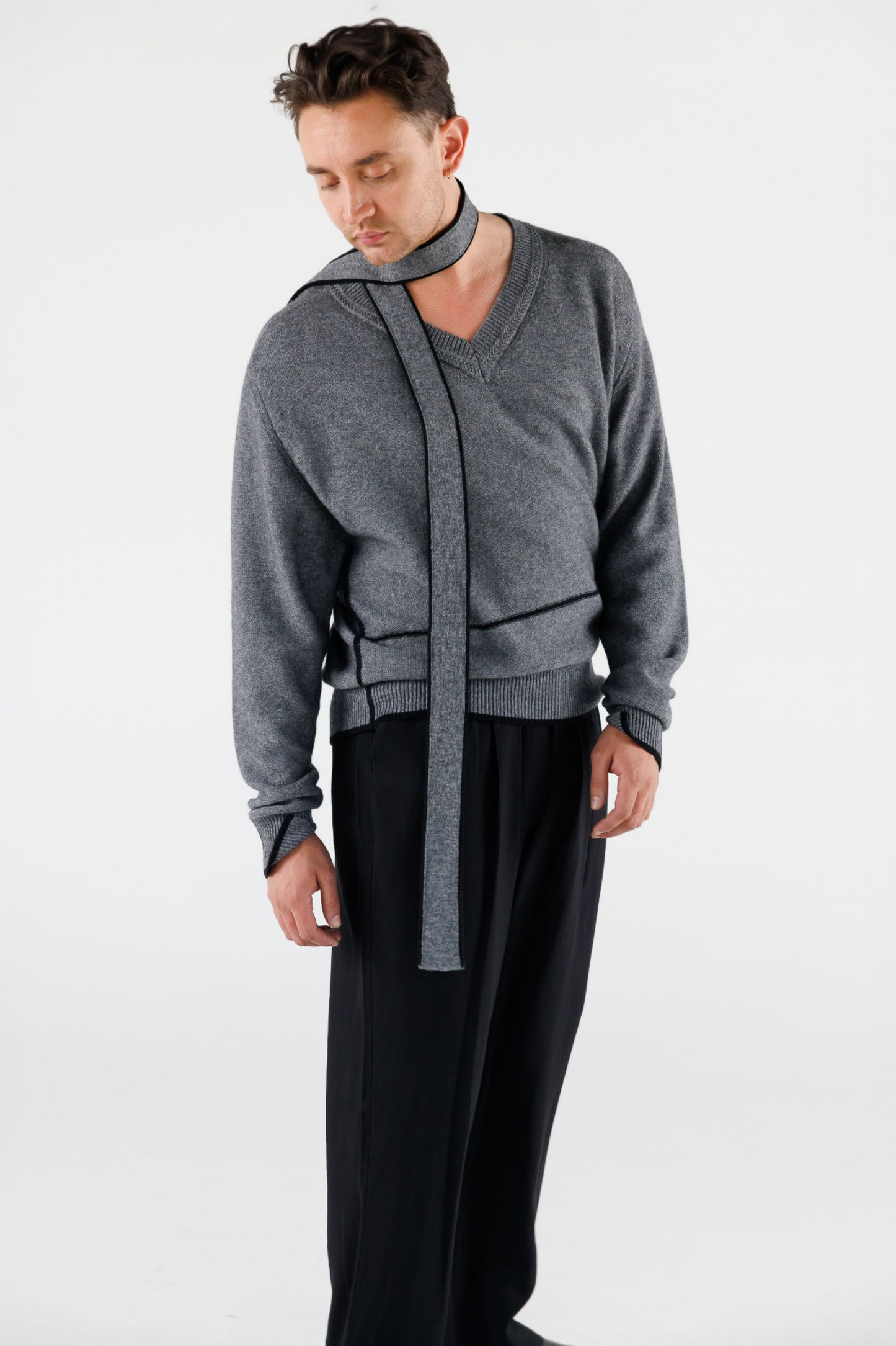 V NECK SCARF SWEATER