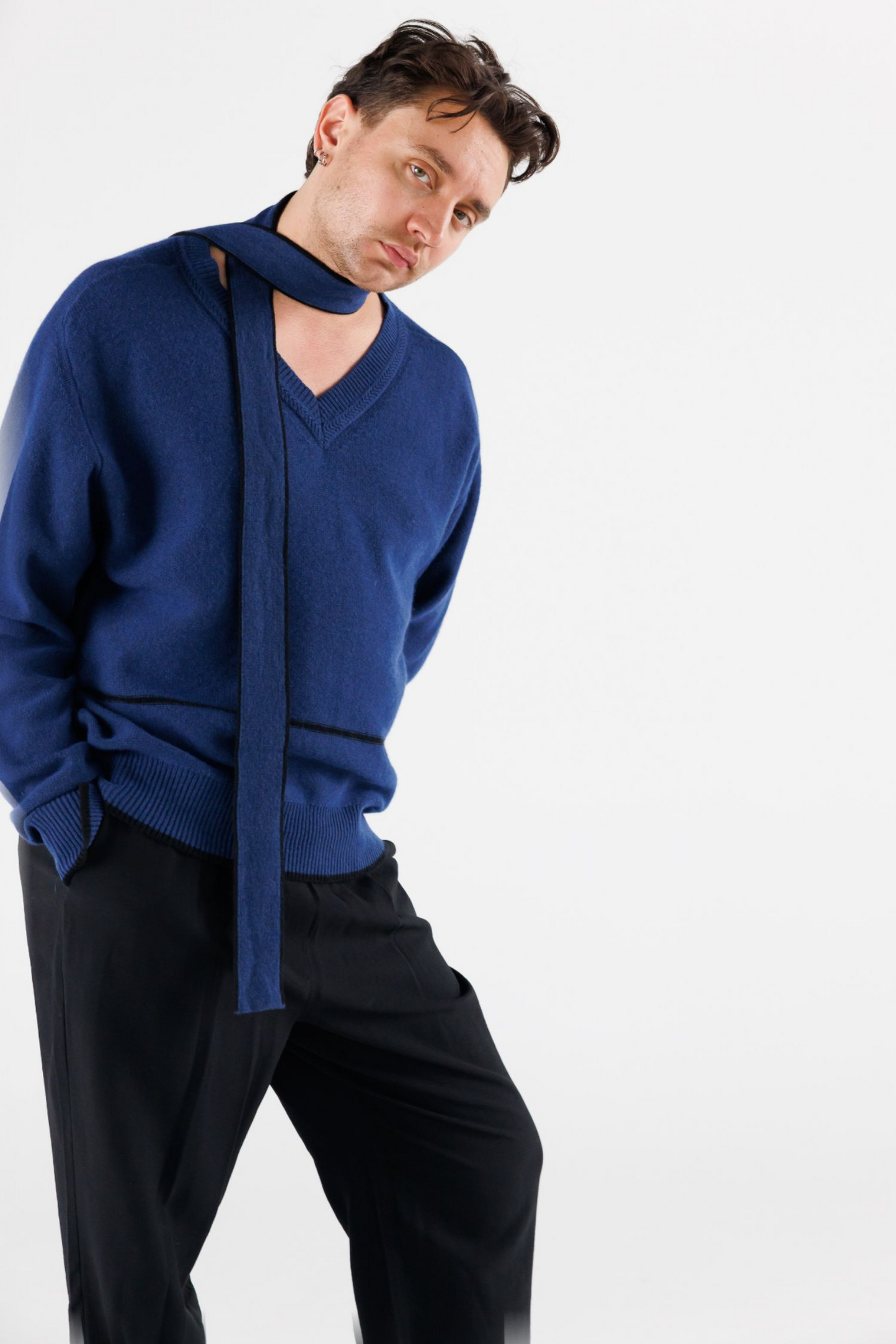 V NECK SCARF SWEATER