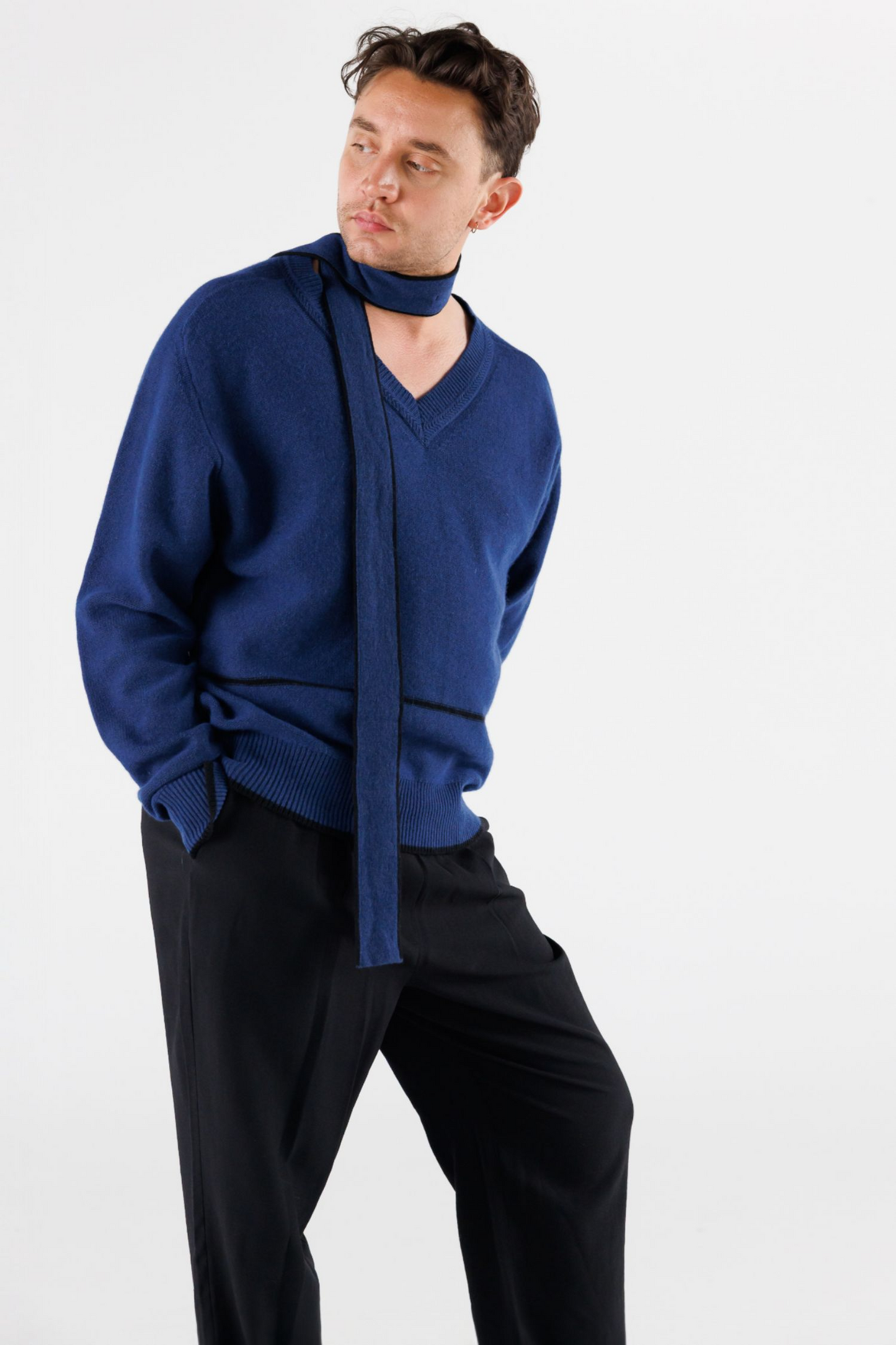 V NECK SCARF SWEATER