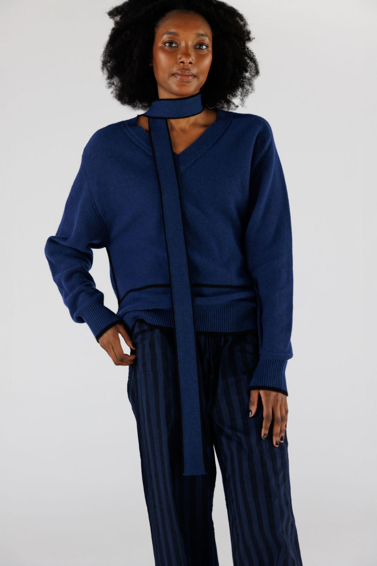 V NECK SCARF SWEATER