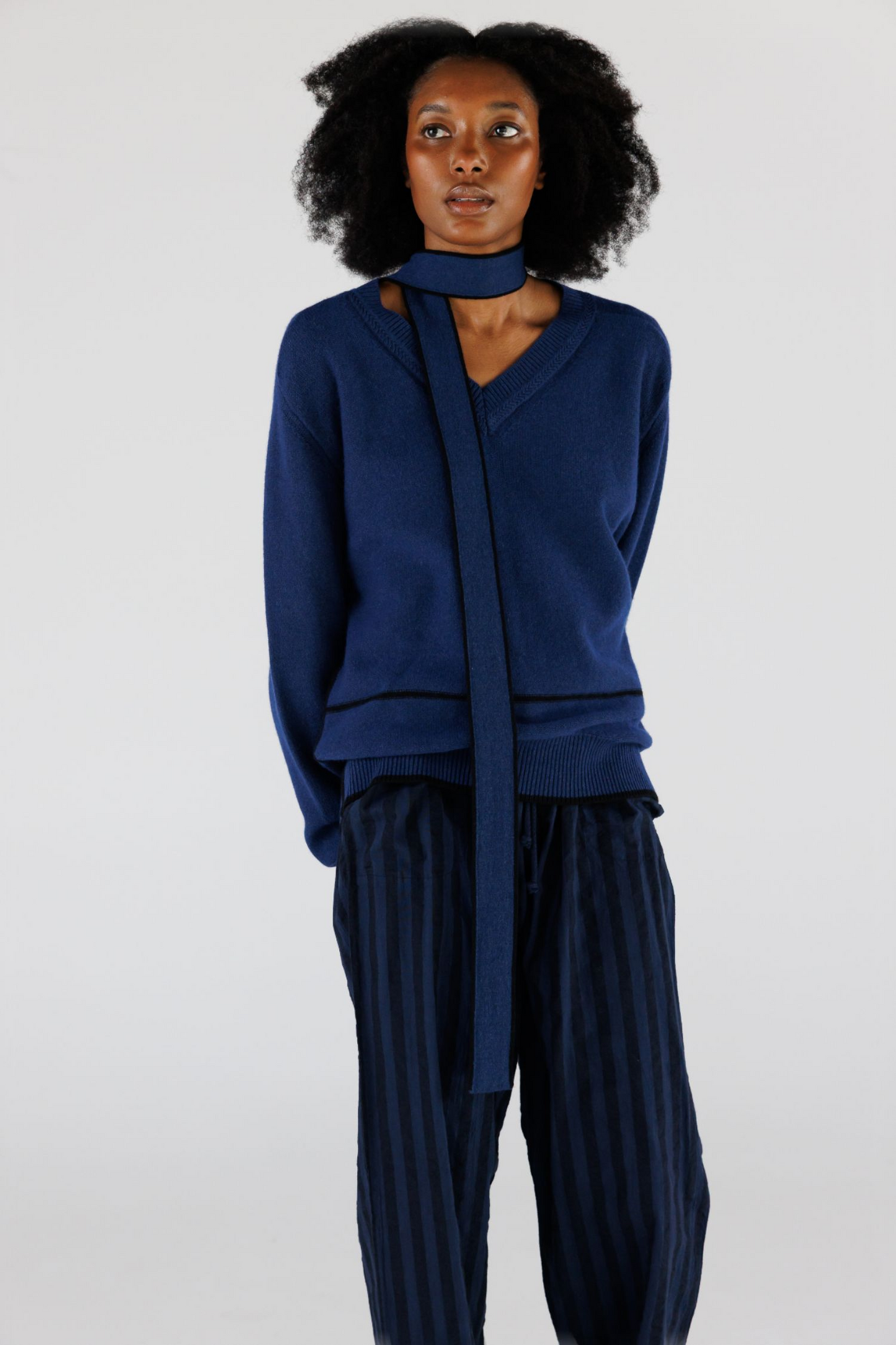 V NECK SCARF SWEATER