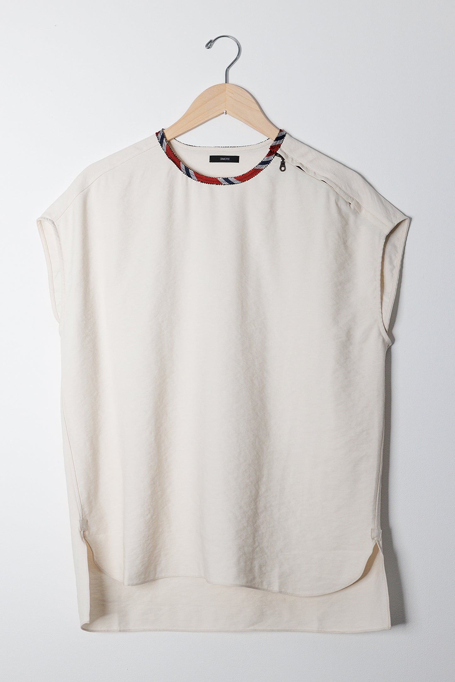 SLEEVELESS SIDE ZIP TOP