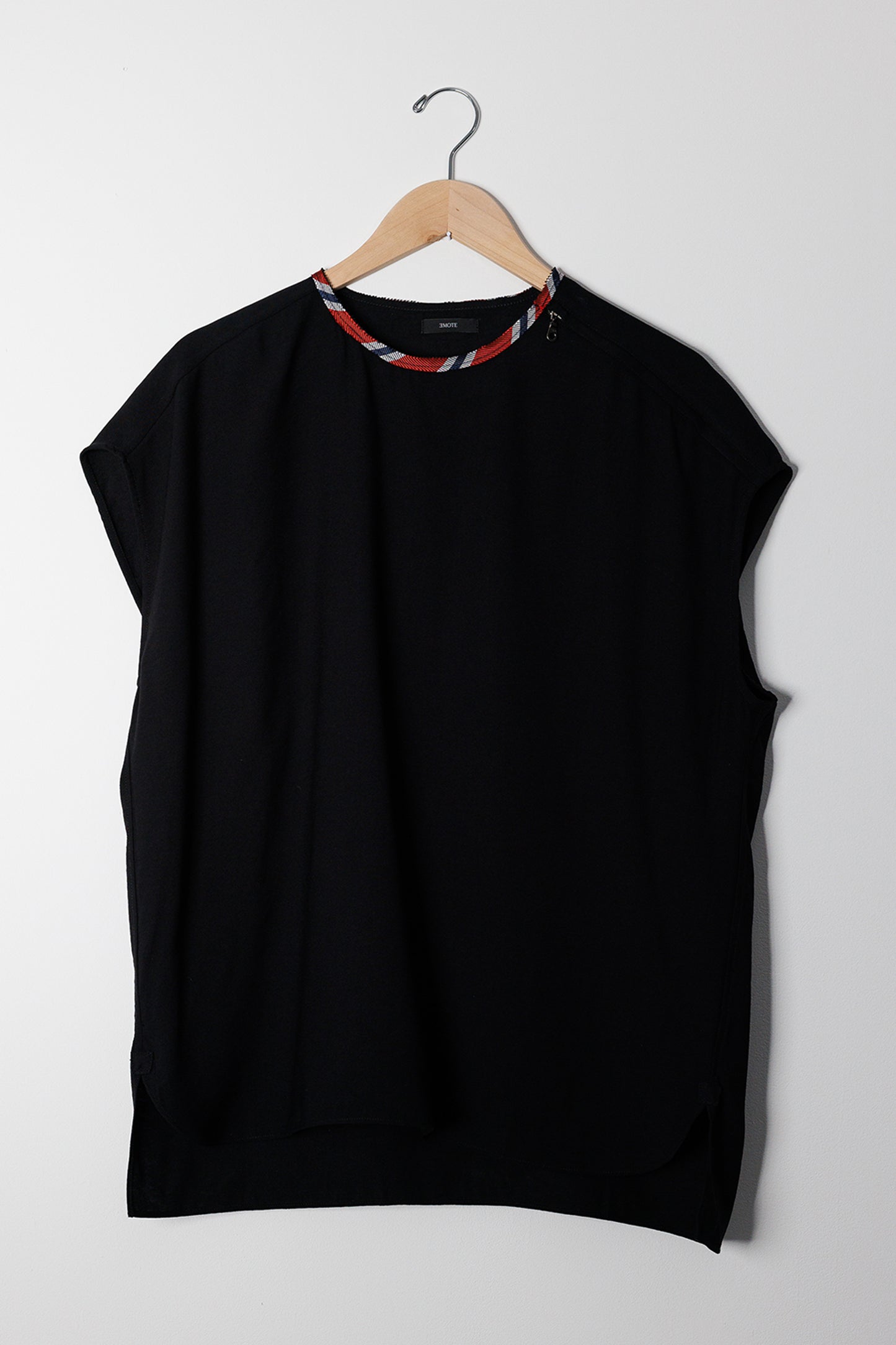SLEEVELESS SIDE ZIP TOP