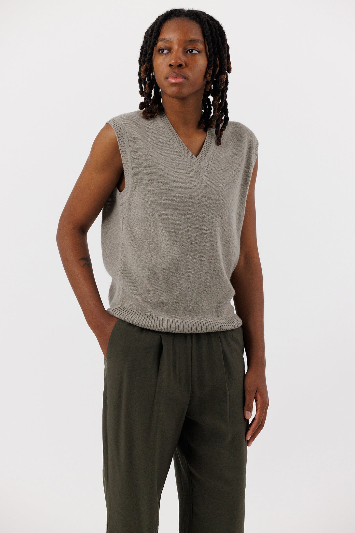 V NECK SWEATER VEST