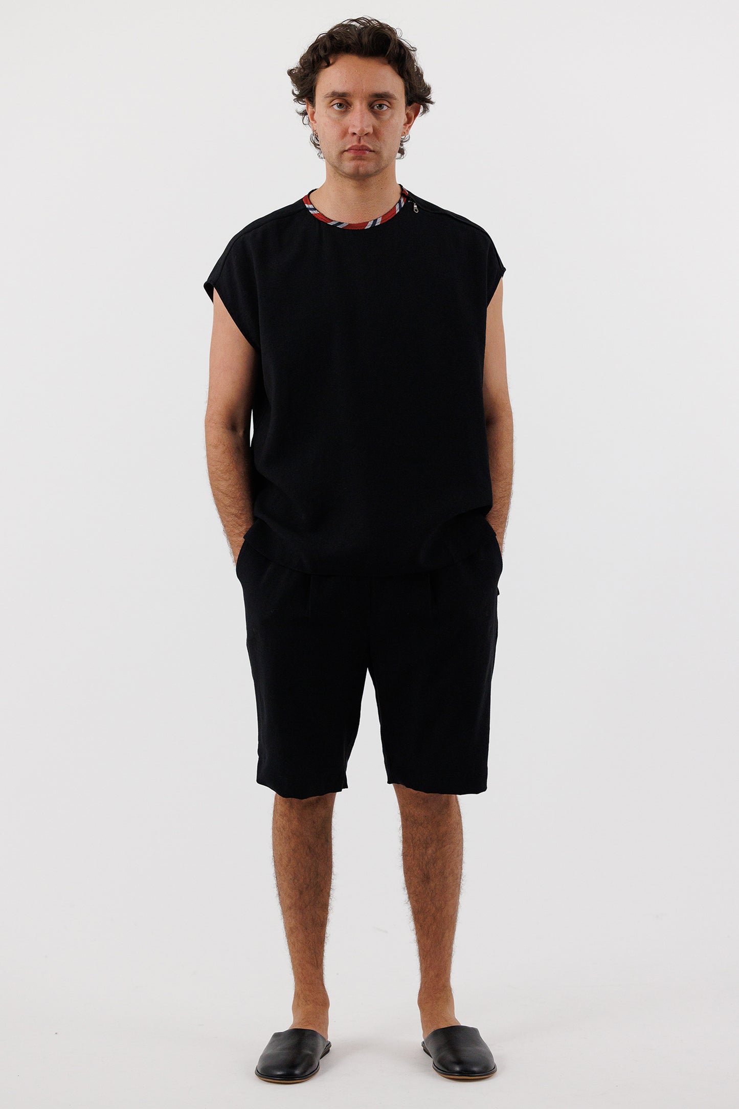 SLEEVELESS SIDE ZIP TOP