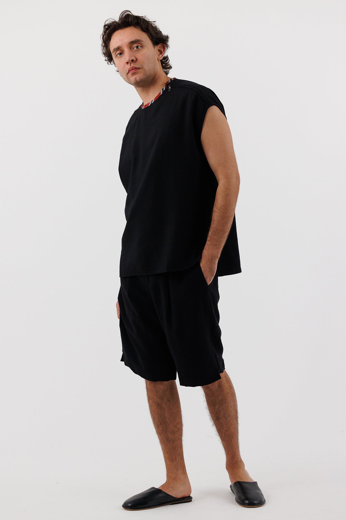SLEEVELESS SIDE ZIP TOP