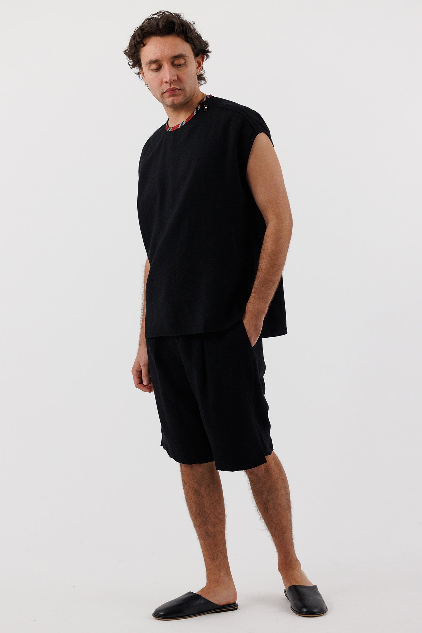 SLEEVELESS SIDE ZIP TOP