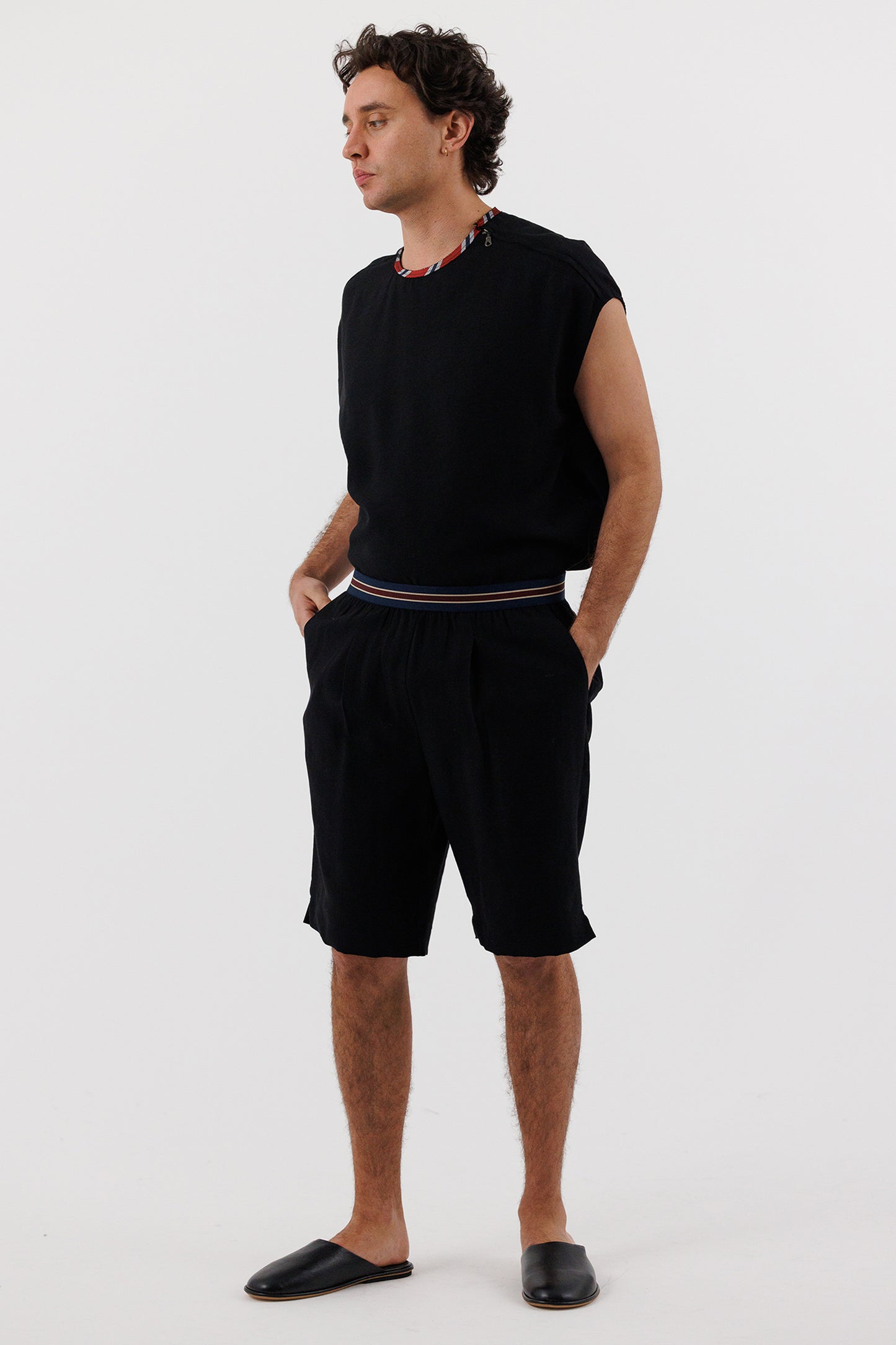 SLEEVELESS SIDE ZIP TOP