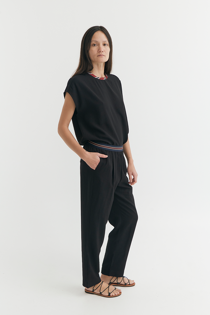 SLEEVELESS SIDE ZIP TOP