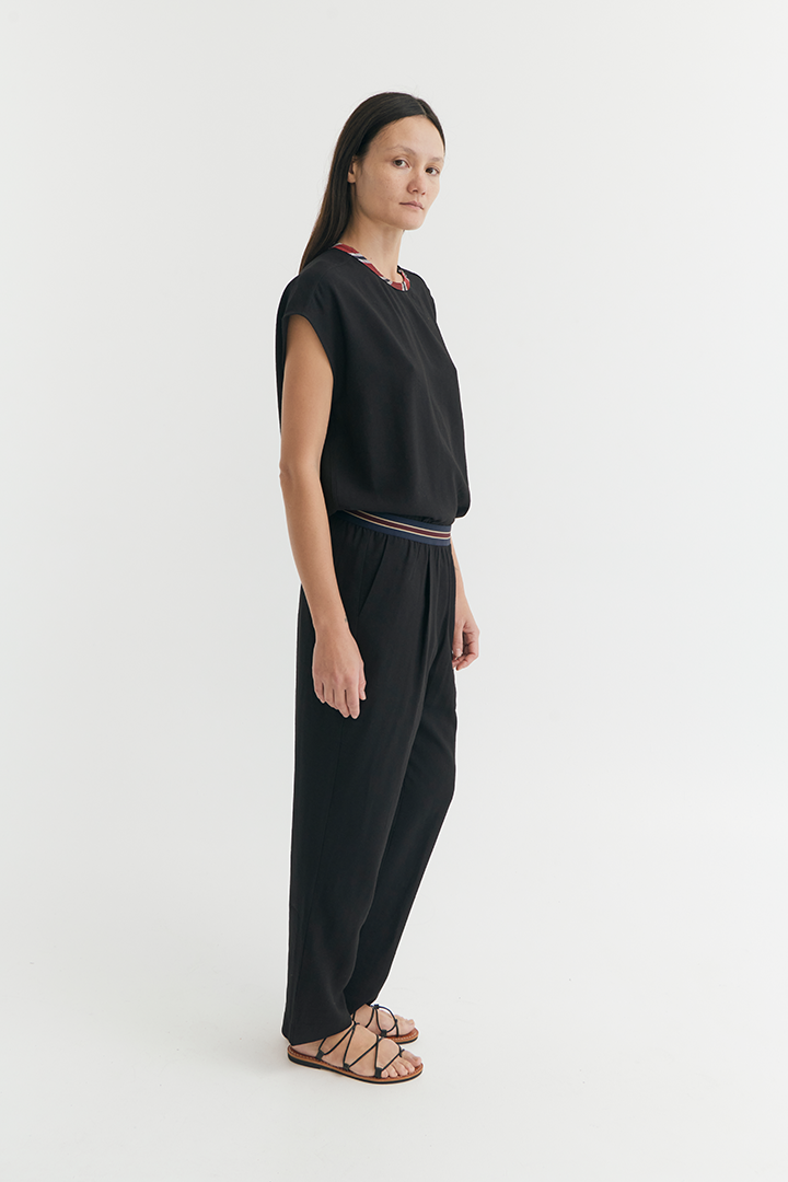 SLEEVELESS SIDE ZIP TOP
