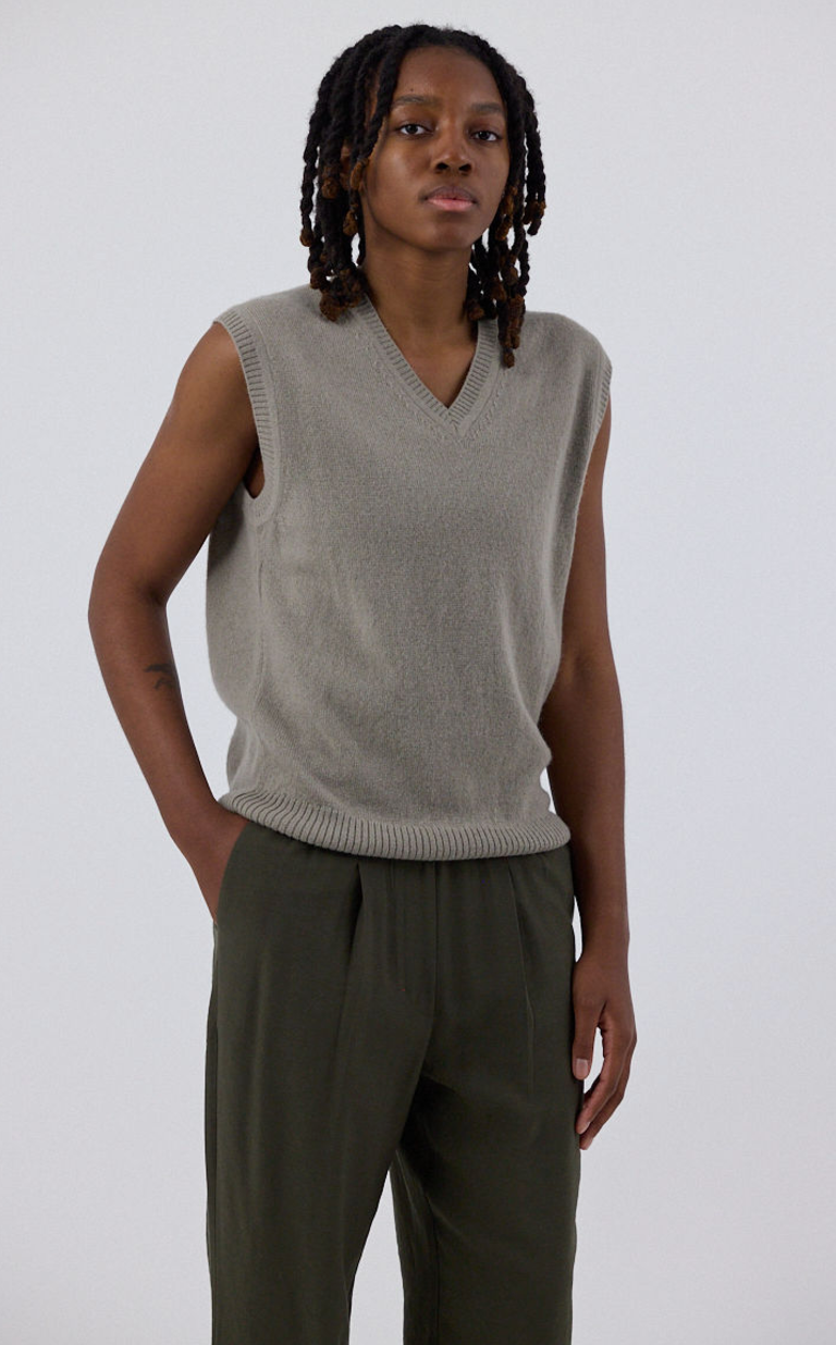 V NECK SWEATER VEST